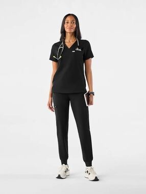 (Set) Figs Catrina One-Pocket Scrub Top & Figs Zamora Jogger Scrub Pants